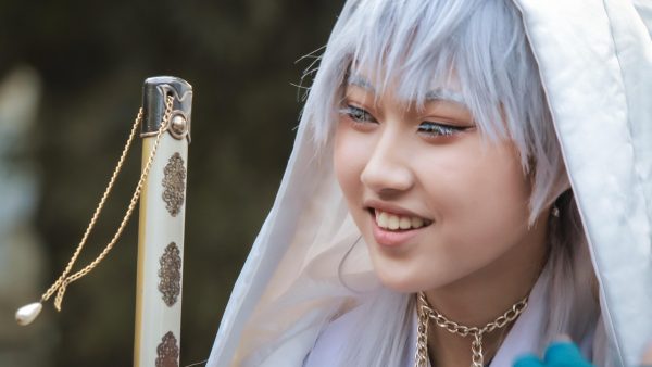 动漫风格的彩色画面，线条明快的角色剪影与几何色块交织，画面动感强烈色彩饱和
