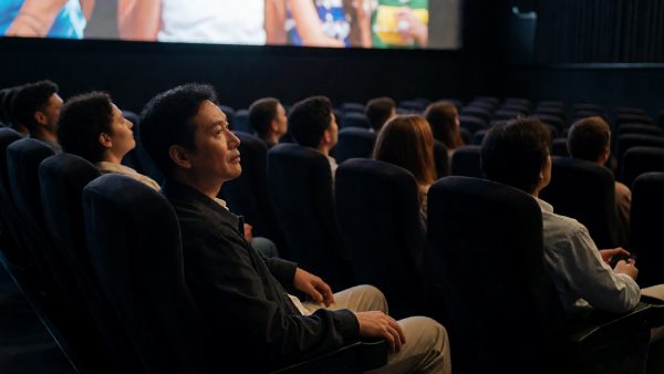 澳门新葡京视频 影院银幕上播放着电影画面,观众席灯光昏暗,观影者专注注视屏幕,营造沉浸式观影氛围